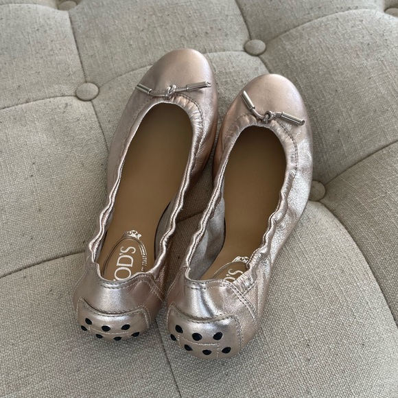 Tod’s rose gold metallic ballet flats - Picture 4 of 13